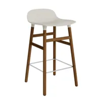 normann copenhagen chaise de bar form avec structure en bois  - light grey - noyer - 65 cm