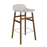 normann copenhagen chaise de bar form avec structure en bois  - warm grey - noyer - 65 cm