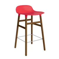 normann copenhagen chaise de bar form avec structure en bois  - bright red - noyer - 65 cm