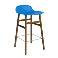 normann copenhagen chaise de bar form avec structure en bois  - bright blue - noyer - 65 cm