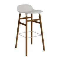 normann copenhagen chaise de bar form avec structure en bois  - warm grey - noyer - 75 cm