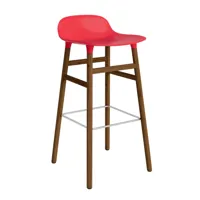 normann copenhagen chaise de bar form avec structure en bois  - bright red - noyer - 75 cm