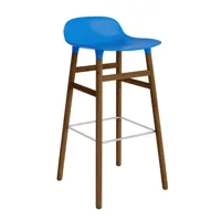 normann copenhagen chaise de bar form avec structure en bois  - bright blue - noyer - 75 cm