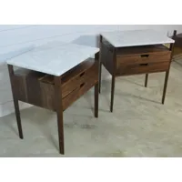 grande paire de tables chevet, table chevet avec deux tiroirs et une étagère en bois noyer plateau marbre