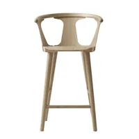 &tradition - chaise de bar in between en bois, placage chêne couleur bois naturel 58 x 81.43 92 cm designer sami kallio made design