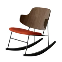 audo copenhagen - rocking chair the penguin en bois, placage de noyer couleur bois naturel 56 x 85 74 cm designer ib kofod-larsen made in design