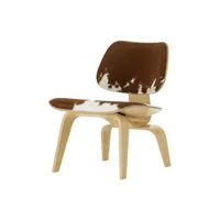 vitra - fauteuil bas plywood group en bois, peau de vache couleur marron 70 x 60 77 cm designer charles & ray eames made in design