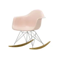 vitra - rocking chair eames plastic en plastique, plastique recyclé post-consommation couleur rose 63 x 82.77 76 cm designer charles & ray made in design