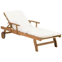 chaise longue en bois naturel avec coussin blanc crème