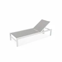 chaise longue avec structure droite en aluminium blanc avec roulettes