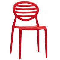 chaise de jardin en plastique rouge