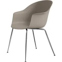 gubi chaise avec accoudoirs bat dining chair avec la base chrome (new beige - polypropylène et acier)