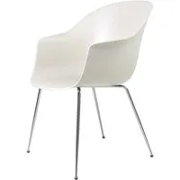 gubi chaise avec accoudoirs bat dining chair avec la base chrome (alabaster white - polypropylène et acier)