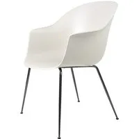 gubi chaise avec accoudoirs bat dining chair avec la base chrome noir (alabaster white - polypropylène et acier)