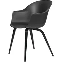 gubi chaise avec accoudoirs bat dining chair avec la base en hêtre noir (black - polypropylène et bois)