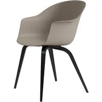 gubi chaise avec accoudoirs bat dining chair avec la base en hêtre noir (new beige - polypropylène et bois)