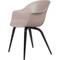 gubi chaise avec accoudoirs bat dining chair avec la base en hêtre noir (sweet pink - polypropylène et bois)
