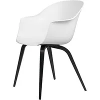 gubi chaise avec accoudoirs bat dining chair avec la base en hêtre noir (alabaster white - polypropylène et bois)