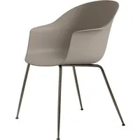 gubi chaise avec accoudoirs bat dining chair avec la base laiton antique (new beige - polypropylène et acier)