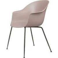 gubi chaise avec accoudoirs bat dining chair avec la base laiton antique (sweet pink - polypropylène et acier)