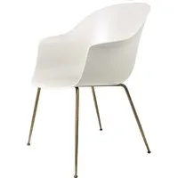 gubi chaise avec accoudoirs bat dining chair avec la base laiton antique (alabaster white - polypropylène et acier)