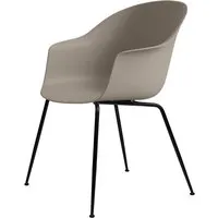 gubi chaise avec accoudoirs bat dining chair avec la base noir (new beige - polypropylène et acier)