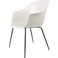 gubi chaise avec accoudoirs bat dining chair avec la base noir (alabaster white - polypropylène et acier)