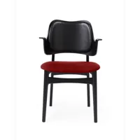 warm nordic chaise gesture, assise et dossier revêtus de textile tissu brick red, dossier en cuir, structure en hêtre laqué noir