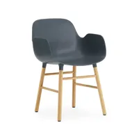 normann copenhagen chaise avec accoudoirs form blue, pieds en chêne