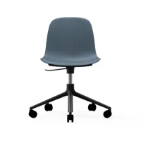 normann copenhagen chaise de bureau form avec base pivotante, fauteuil de bureau 5w bleu, aluminium noir, roulettes