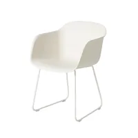 muuto chaise avec accoudoirs fiber sled base natural white, pieds luge blancs