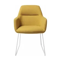 chaise jaune dijon avec pieds élégants en métal blanc kinko - jesper home
