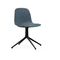 chaise de bureau en polypropylène bleue et base noire swivel 4l bleu - normann copenh