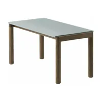 table basse en grès bleu pâle lisse et chêne foncé 85 x 40 cm couple - muuto