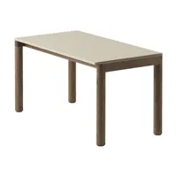 table basse en grès beige sable lisse et chêne foncé 85 x 40 cm couple - muuto