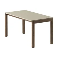 table basse en grès beige sable wavy et chêne foncé 85 x 40 cm couple - muuto