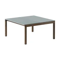 table basse en grès bleu pâle wavy et chêne foncé 85 x 80 cm couple - muuto