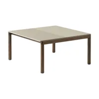 table basse en grès beige sable wavy et chêne foncé 85 x 80 cm couple - muuto