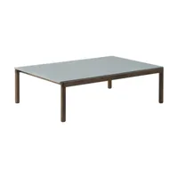 table basse en grès bleu pâle lisse et chêne foncé 85 x 120 cm couple - muuto