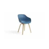 chaise avec accoudoirs en plastique recyclé bleu azure et pieds en chêne aac 222 2.0