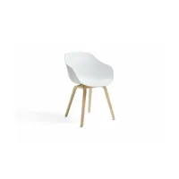 chaise avec accoudoirs en plastique recyclé blanc et pieds en chêne aac 222 2.0 - hay