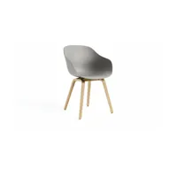 chaise avec accoudoirs en plastique recyclé gris béton et pieds en chêne aac 222 2.0