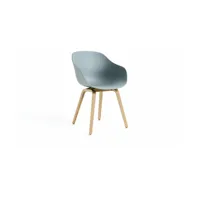 chaise avec accoudoirs en plastique recyclé dusty bleu et pieds en chêne aac 222 2.0