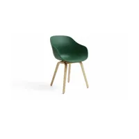 chaise avec accoudoirs en plastique recyclé vert et pieds en chêne aac 222 2.0 - hay