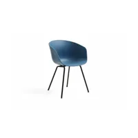 chaise avec accoudoirs en plastique recyclé bleu azure et pieds en métal noir aac 26
