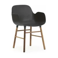 chaise avec accoudoirs en noyer naturel et pp noir form - normann copenhagen
