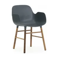 chaise avec accoudoirs en noyer naturel et pp bleu form - normann copenhagen