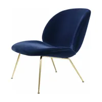 fauteuil en velours bleu piétement en laiton beetle - gubi