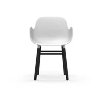 chaise avec accoudoirs en bois noir et pp blanc form - normann copenhagen