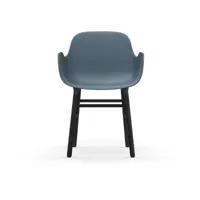 chaise avec accoudoirs en bois noir et pp bleu form - normann copenhagen